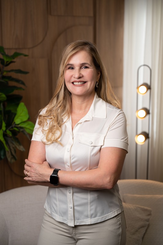 Psicóloga Adriana Bezerra em retrato profissional.