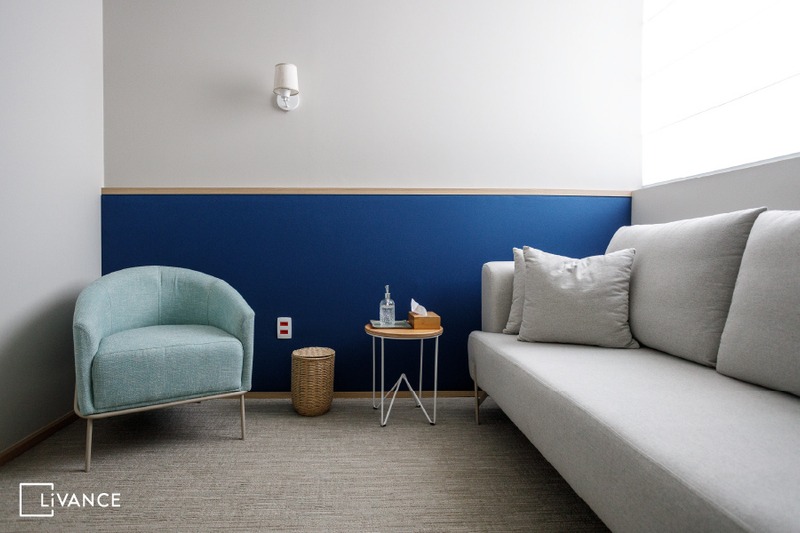 Consultório de psicologia com ambiente calmo e acolhedor.